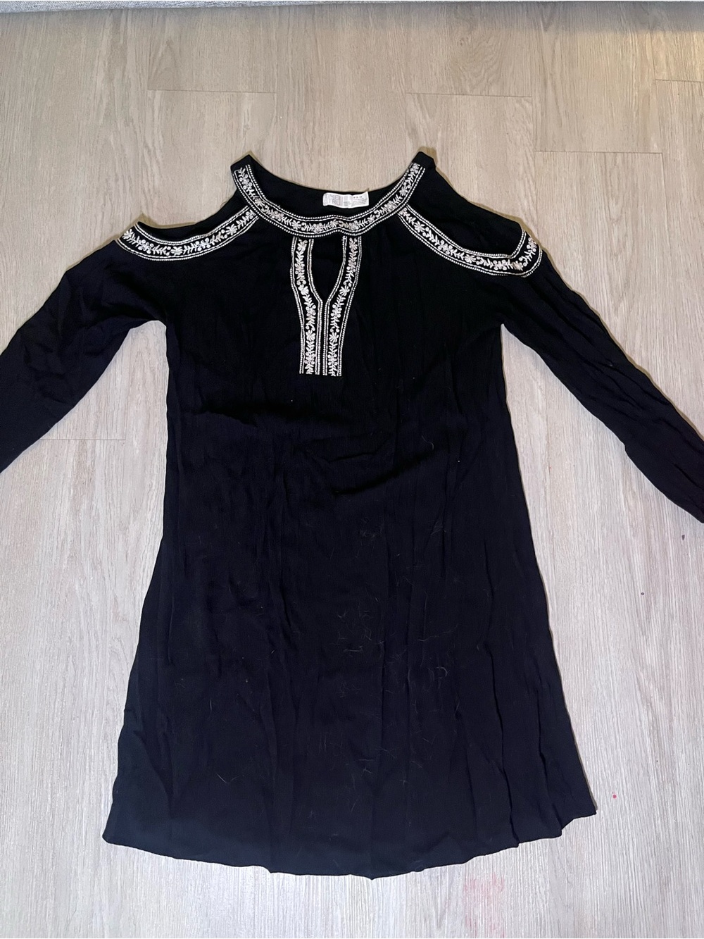 Time & Tru Cold-Shoulder Tunic with White Embroidered Trim Mediim